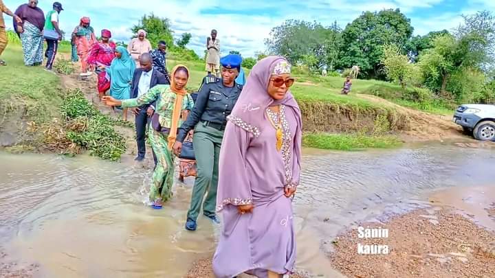 SaharaReporters's tweet image. Wife Of Bauchi Governor, Aisha Bala-Muhammad&apos;s Convoy Trapped On Bad Road Within State, Forced To Walk In Mud Water | Sahara Reporters bit.ly/45L1nbv