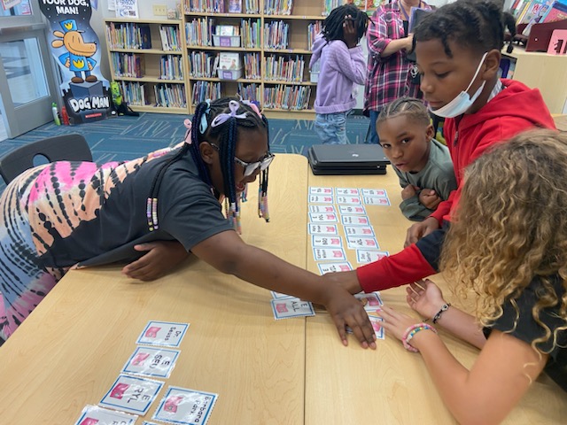 HarrHillSIPA's tweet photo. Students in Miss Alexis's Media Class are learning about call numbers and how the library is organized. #HHReads #HHLightning https://t.co/ymtNX1KYKq