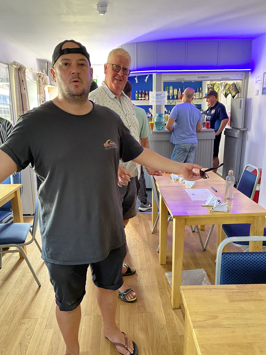 goldenarm65's tweet photo. @HadCC_Suffolk @mchowmer a queue ? .Michael not amused ! #levittongoslo https://t.co/DvNR9PI90h