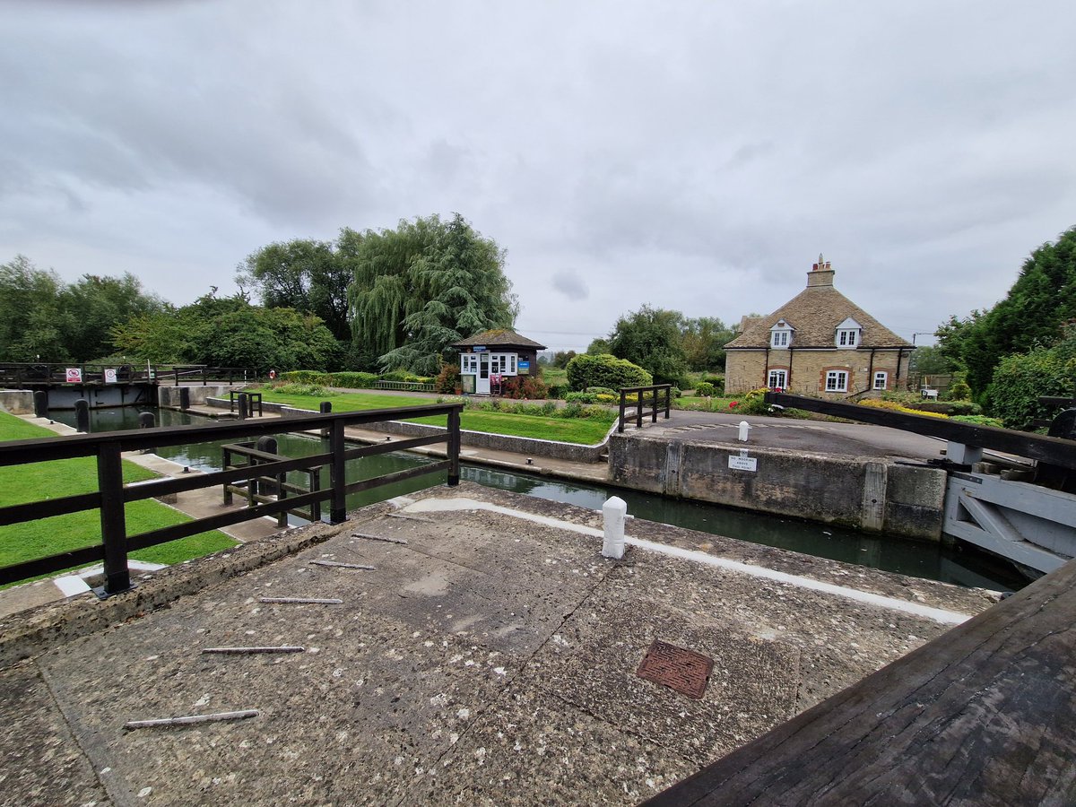 RowUrHeartOut's tweet photo. The locks on the Thames are a brilliant concept. Operated by lock keepers. Who's garden we pass through in our canoe. @EnvAgency your staff were great, friendly and extremely helpful. 
The manual locks gave us the most joy, but we were grateful for all of them. Thanks to you all. https://t.co/A6D6Dx0jTA