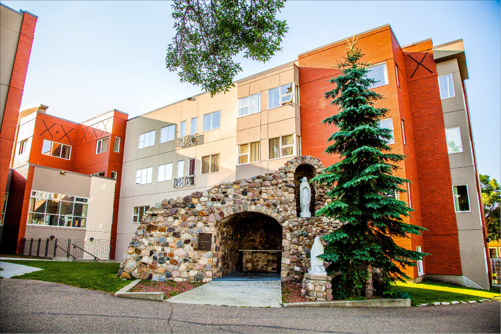 La situation @UAlberta_CSJ me désole.  La décolonisation de nos institutions ne peut pas se faire en perpetuant la colonisation des francophones en situation minoritaire. Effacer notre histoire n'est pas la solution.#frab #sauvonssaintjean