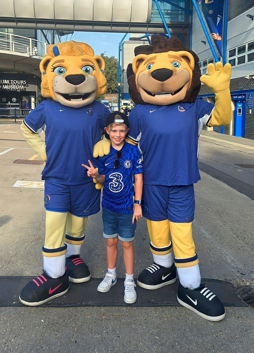 The boy at <a href="/ChelseaFC/">Chelsea FC</a> today with his mates lol #ChelseaFC