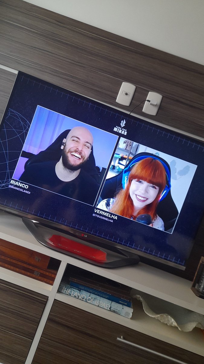 falconfhost's tweet image. Começouuu, as semifinais do Taça das Minas! E hoje as estrelas do @pode_casting estão brilhando assim como as jogadoras que com certeza vão entregar jogos incríveis! 

To na torcida pelo showzaço!

#TaçaNaTV #TaçaDasMinas 
@redcatprodutora