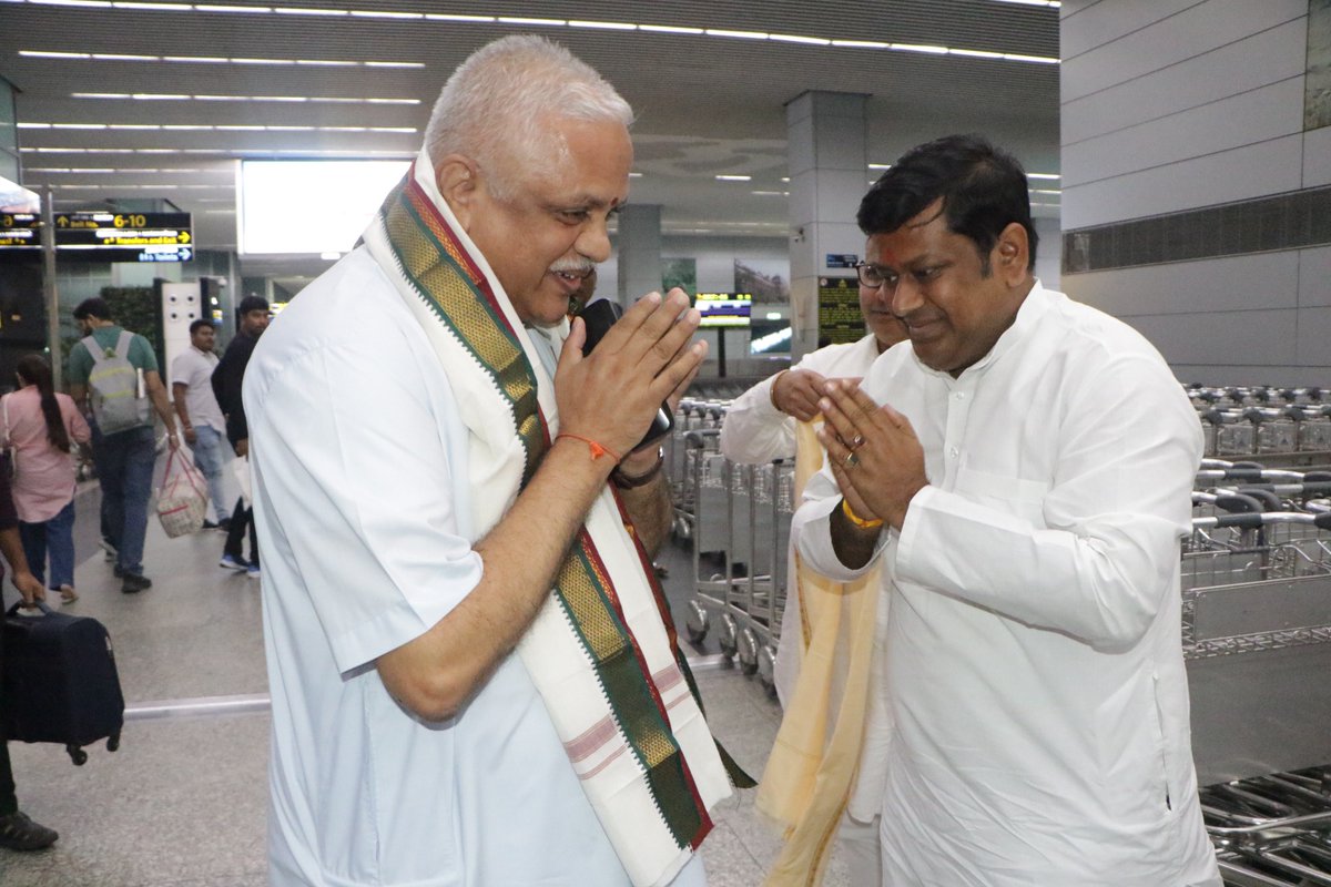 DrSukantaBJP's tweet photo. কলকাতা বিমানবন্দরে মাননীয় বি. এল সন্তোষ জীকে স্বাগত জানালাম...🙏
@blsanthosh https://t.co/gDuAnl4SEk