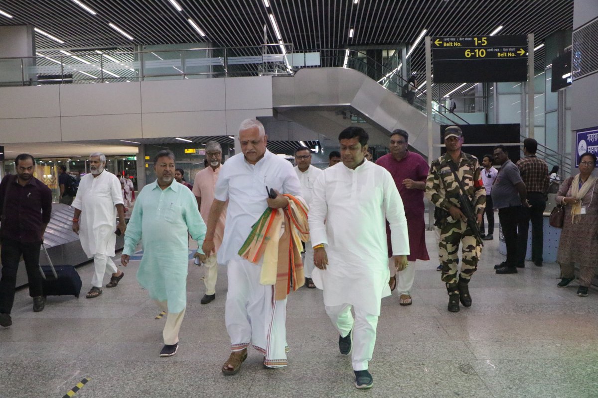 DrSukantaBJP's tweet photo. কলকাতা বিমানবন্দরে মাননীয় বি. এল সন্তোষ জীকে স্বাগত জানালাম...🙏
@blsanthosh https://t.co/gDuAnl4SEk