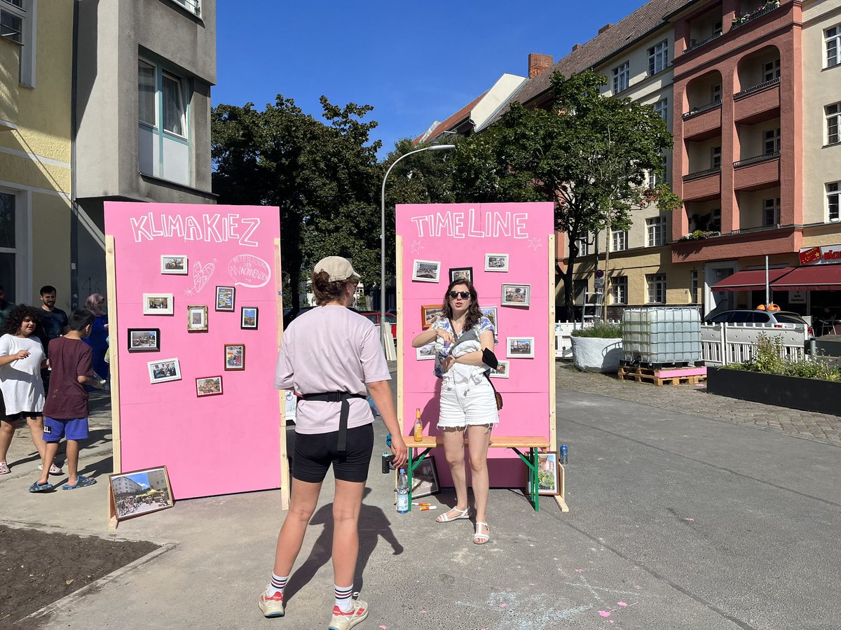 almut_neumann's tweet photo. Was für ein Fest! Heute durfte ich mit Staatssekretär @stephanmachulik den #Eulerplatz in Mittes erstem #Kiezblock einweihen: Wo früher Autos fuhren, ist nun Platz für die #Nachbarschaft m Gemeinschaftstisch, #Sonnensegel, #Beeten u vergrößerten #Baumscheibe|n (#Entsiegelung!)!🌳 https://t.co/lQlPNEmg53