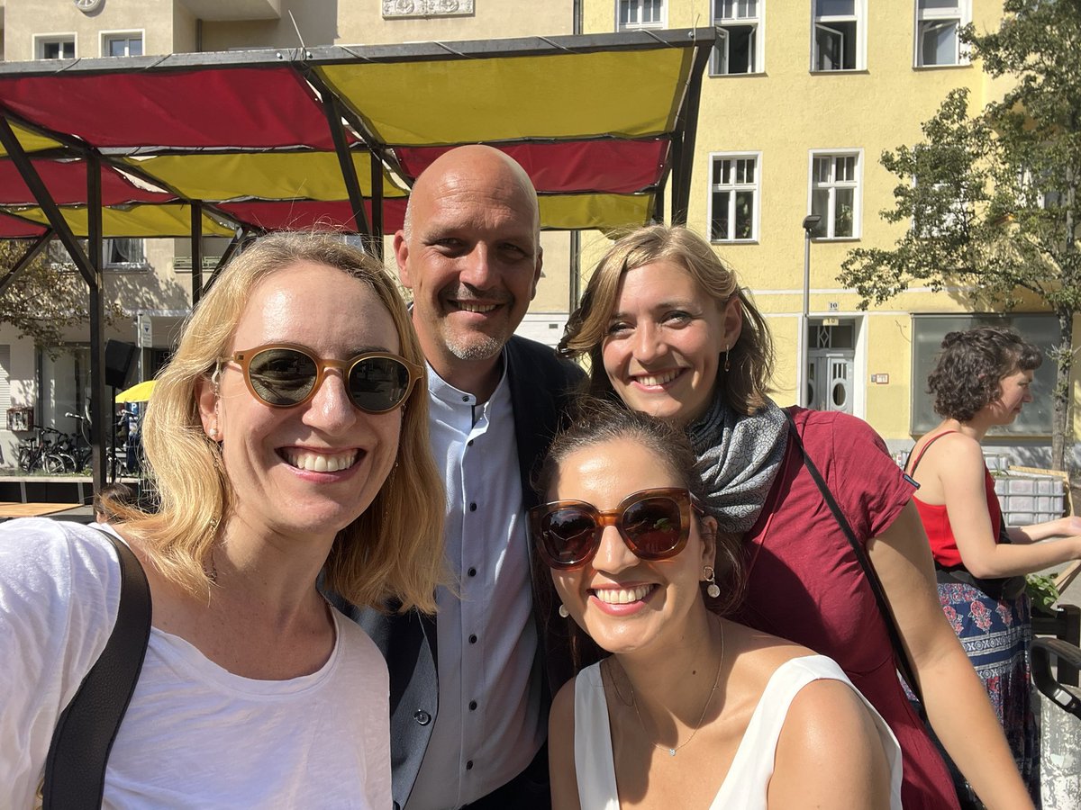 almut_neumann's tweet photo. Was für ein Fest! Heute durfte ich mit Staatssekretär @stephanmachulik den #Eulerplatz in Mittes erstem #Kiezblock einweihen: Wo früher Autos fuhren, ist nun Platz für die #Nachbarschaft m Gemeinschaftstisch, #Sonnensegel, #Beeten u vergrößerten #Baumscheibe|n (#Entsiegelung!)!🌳 https://t.co/lQlPNEmg53