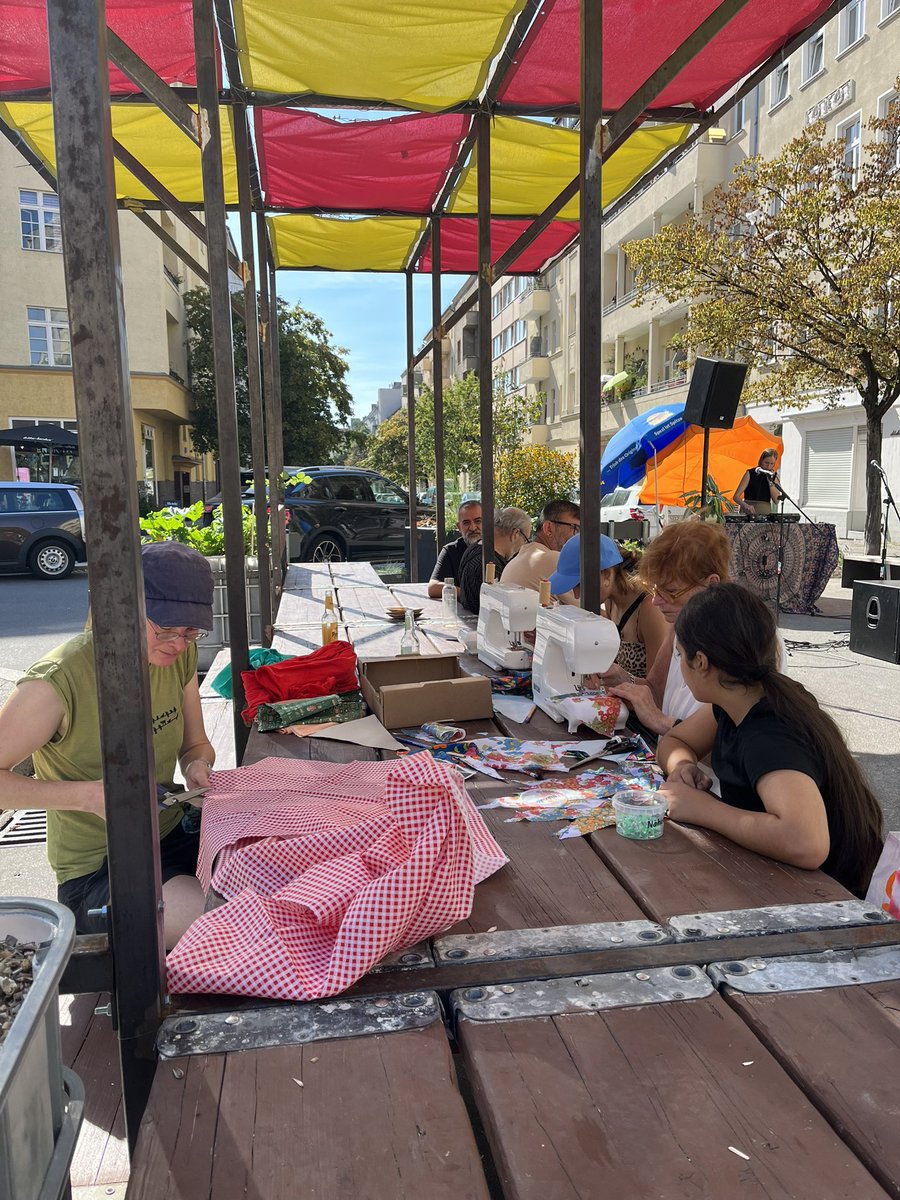 almut_neumann's tweet photo. Was für ein Fest! Heute durfte ich mit Staatssekretär @stephanmachulik den #Eulerplatz in Mittes erstem #Kiezblock einweihen: Wo früher Autos fuhren, ist nun Platz für die #Nachbarschaft m Gemeinschaftstisch, #Sonnensegel, #Beeten u vergrößerten #Baumscheibe|n (#Entsiegelung!)!🌳 https://t.co/lQlPNEmg53