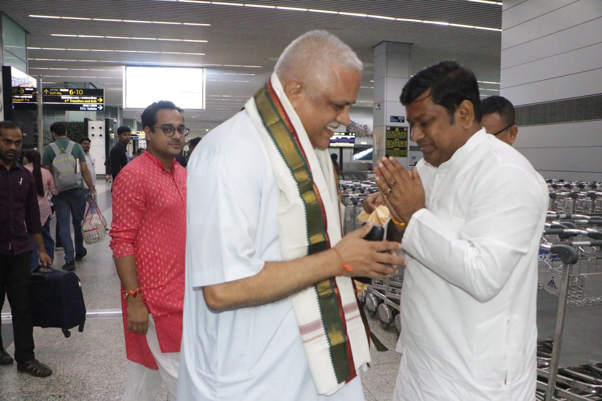 DrSukantaBJP's tweet photo. কলকাতা বিমানবন্দরে মাননীয় বি. এল সন্তোষ জীকে স্বাগত জানালাম...🙏
@blsanthosh https://t.co/gDuAnl4SEk