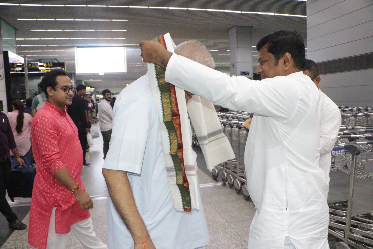 DrSukantaBJP's tweet photo. কলকাতা বিমানবন্দরে মাননীয় বি. এল সন্তোষ জীকে স্বাগত জানালাম...🙏
@blsanthosh https://t.co/gDuAnl4SEk