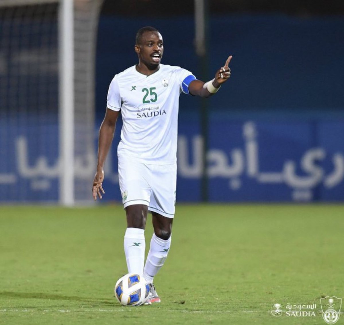 بما ان معتز لاعب حر جيبه اذا مافاد ماراح يضر 
معتز يستاهل التواجد في الاهلي 💚.
<a href="/AbdulazizAngari/">عبدالعزيز العنقري</a>