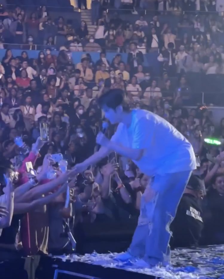 kylerpics's tweet photo. how does it feel to hold his hand? 🤧

#HORI7ON #호라이즌 #HORI7ON_1STCON
#Friend_SHIP #KYLER
#HORI7ON_KYLER https://t.co/GkOLeXIdvE