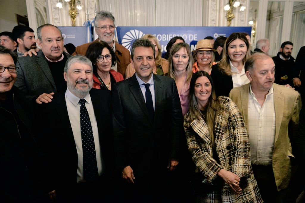 noragimenezok's tweet photo. Anoche junto a los candidatos a #presidente @SergioMassa y a #vicepresidente @RossiAgustinOk de @unionxlapatria, en #Tucumán, el #peronismo del #NorteGrande está #unido y #militando para conseguir, en estás difíciles circunstancias, una gran victoria, #patriaSi #coloniaNo 🇦🇷✌🏼 https://t.co/IGoCwOdKur