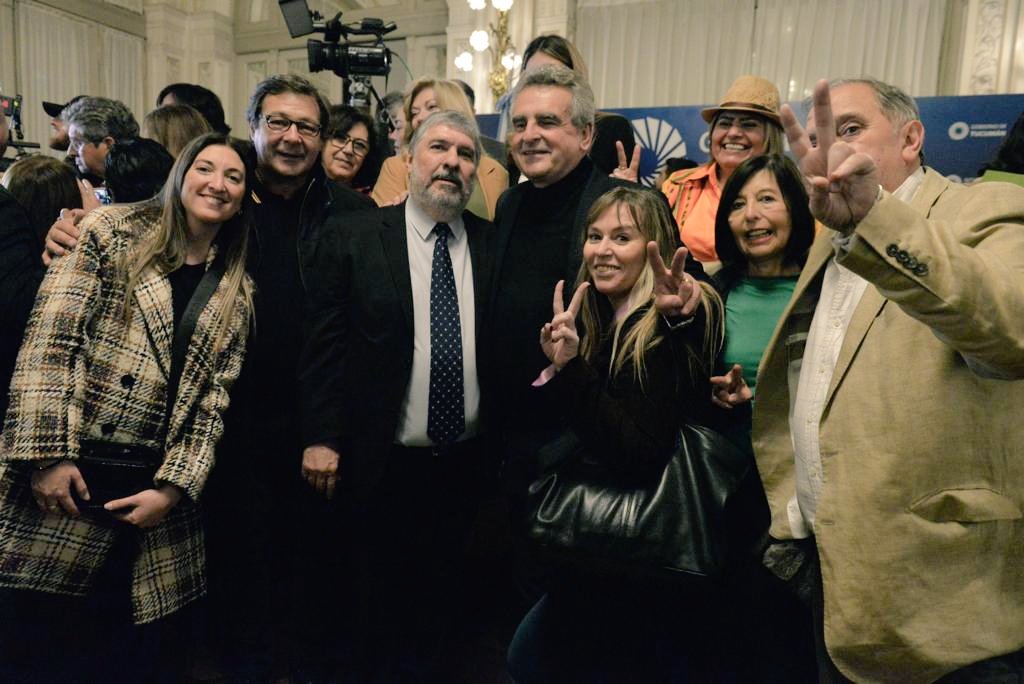 noragimenezok's tweet photo. Anoche junto a los candidatos a #presidente @SergioMassa y a #vicepresidente @RossiAgustinOk de @unionxlapatria, en #Tucumán, el #peronismo del #NorteGrande está #unido y #militando para conseguir, en estás difíciles circunstancias, una gran victoria, #patriaSi #coloniaNo 🇦🇷✌🏼 https://t.co/IGoCwOdKur