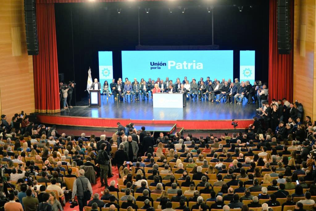 noragimenezok's tweet photo. Anoche junto a los candidatos a #presidente @SergioMassa y a #vicepresidente @RossiAgustinOk de @unionxlapatria, en #Tucumán, el #peronismo del #NorteGrande está #unido y #militando para conseguir, en estás difíciles circunstancias, una gran victoria, #patriaSi #coloniaNo 🇦🇷✌🏼 https://t.co/IGoCwOdKur