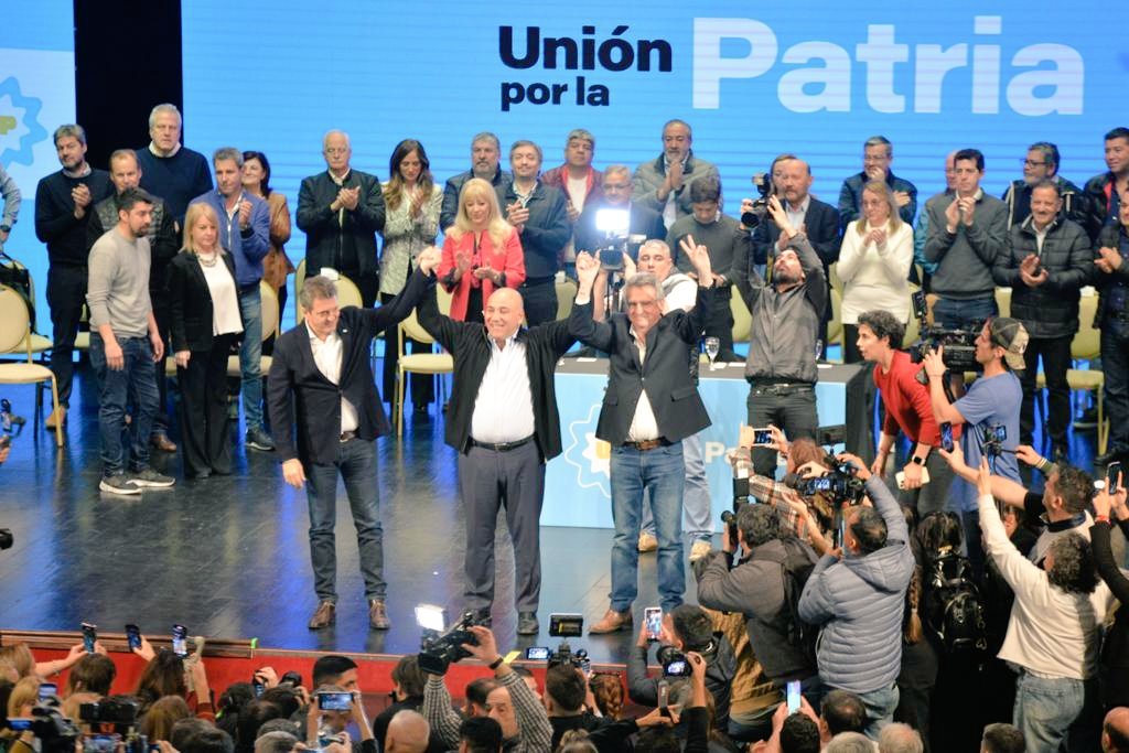 noragimenezok's tweet photo. Anoche junto a los candidatos a #presidente @SergioMassa y a #vicepresidente @RossiAgustinOk de @unionxlapatria, en #Tucumán, el #peronismo del #NorteGrande está #unido y #militando para conseguir, en estás difíciles circunstancias, una gran victoria, #patriaSi #coloniaNo 🇦🇷✌🏼 https://t.co/IGoCwOdKur