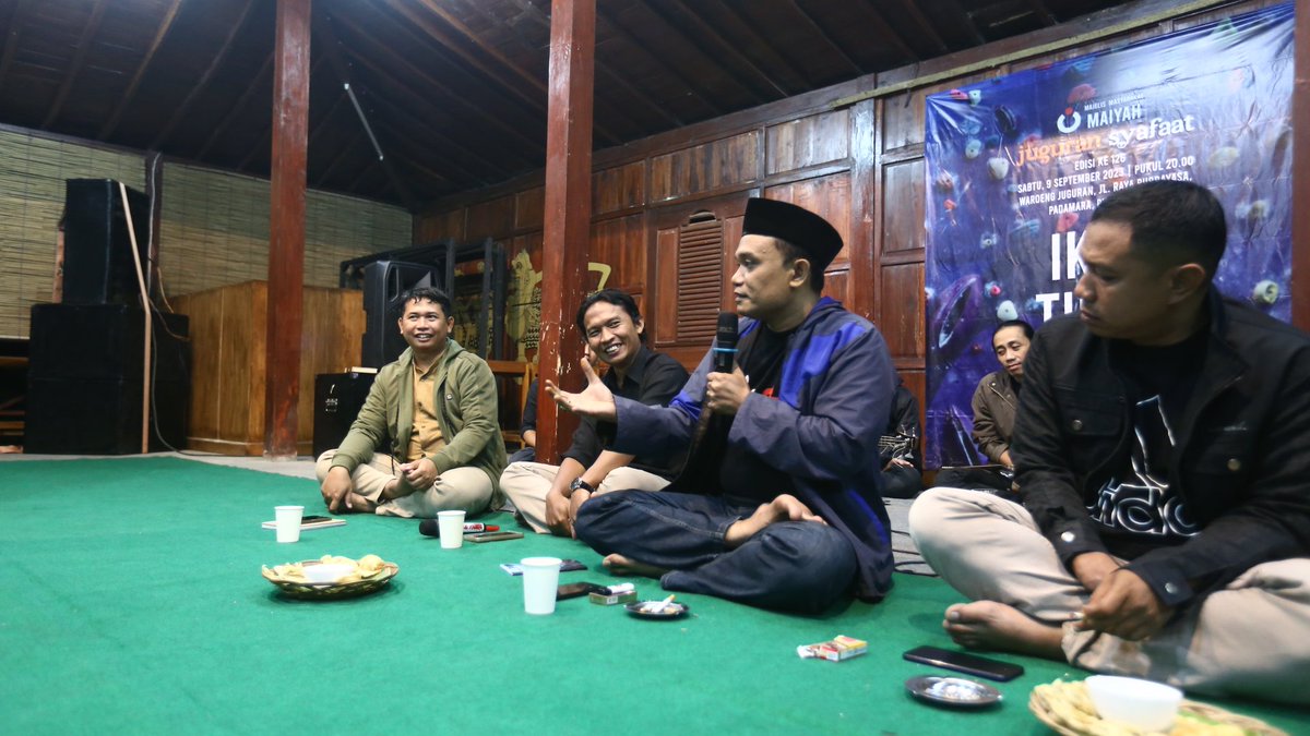 JuguranSyafaat's tweet photo. Hadir Mas Agus Sukoco di sesi kedua Juguran Syafaat September 2023 dengan tema "IKUT TIDAK LEMAH" di Waroeng Juguran, Padamara, Purbalingga. #JSSept https://t.co/ecs0h5kDGz