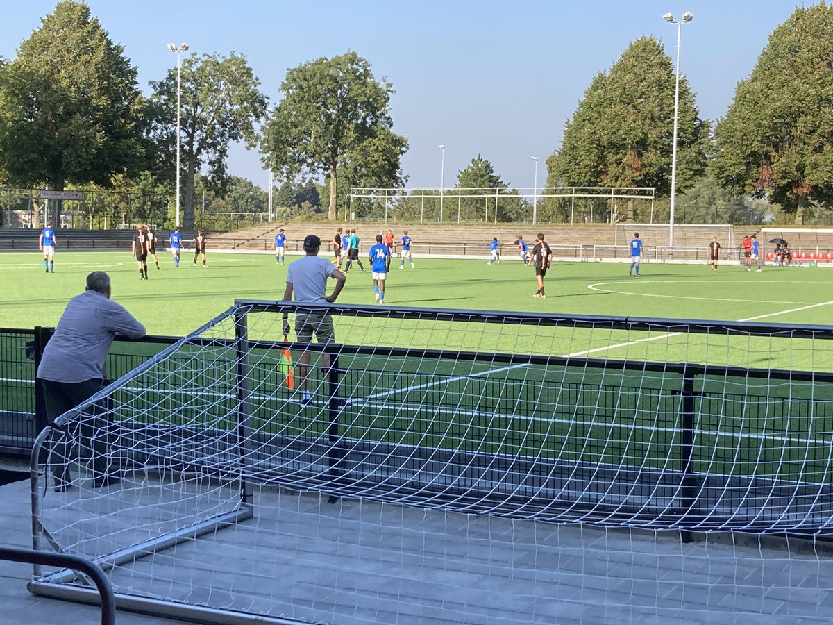 Met de jeugd kijken bij hun maatje Kaj uit Vries. Be Quick O18 vs ploeg uit A’dam. Ploeg van <a href="/leonbalkema/">Leon Balkema</a> kan aardig ballen 👌
Zaterdag voetbaldag.