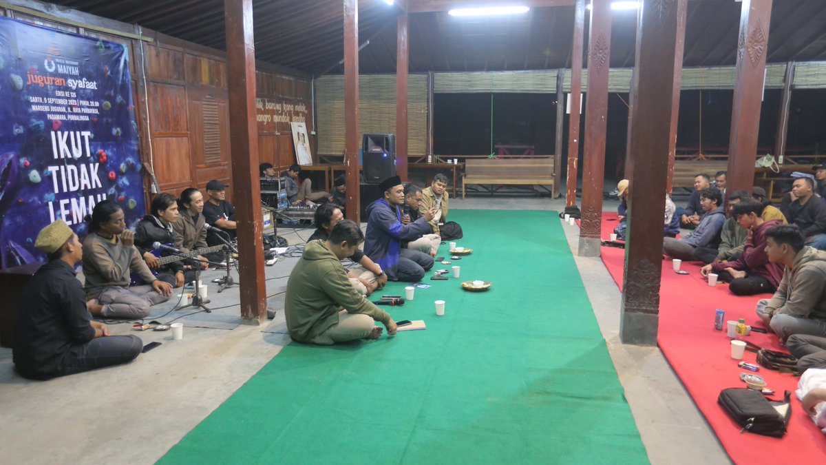 JuguranSyafaat's tweet photo. Hadir Mas Agus Sukoco di sesi kedua Juguran Syafaat September 2023 dengan tema "IKUT TIDAK LEMAH" di Waroeng Juguran, Padamara, Purbalingga. #JSSept https://t.co/ecs0h5kDGz