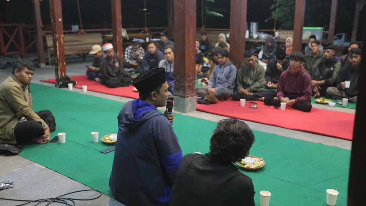 JuguranSyafaat's tweet photo. Hadir Mas Agus Sukoco di sesi kedua Juguran Syafaat September 2023 dengan tema "IKUT TIDAK LEMAH" di Waroeng Juguran, Padamara, Purbalingga. #JSSept https://t.co/ecs0h5kDGz