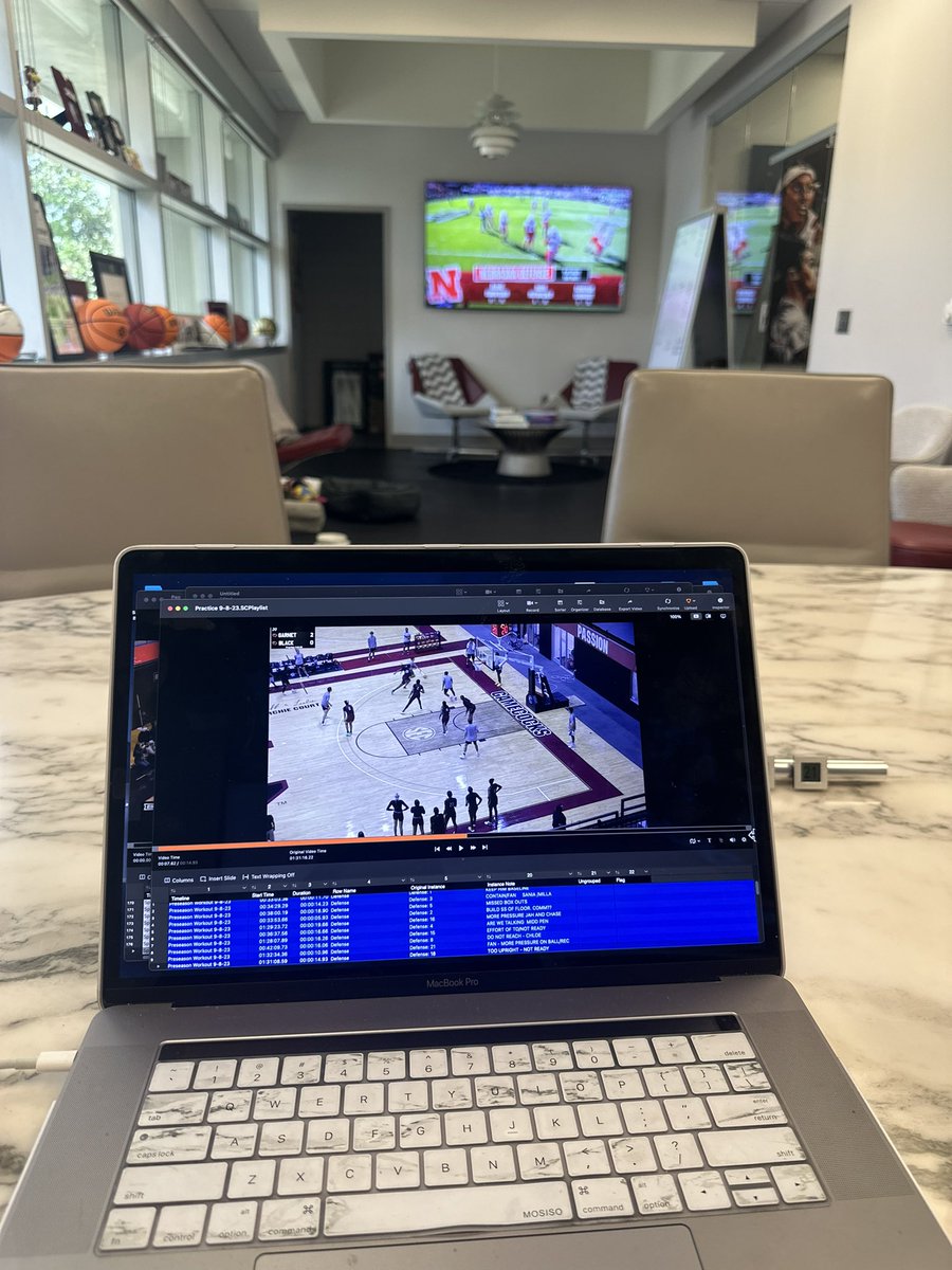 Multitasking….with <a href="/DeionSanders/">COACH PRIME</a> 🤣🤣🤣  who’s watching?