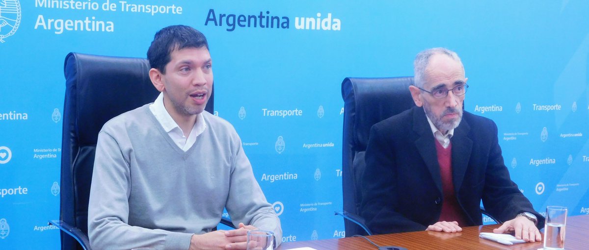 ComipMixta's tweet photo. Más de 200 personas asistieron al Conversatorio sobre el Impacto del Niño en la Navegación del Tramo Compartido del río Paraná, brindado por Juan Borús de @INA_arg y Alejandro Godoy de @SMN_Argentina en el @MindeTransporte. Miralo completo aquí: https://t.co/IruOjrG6QS https://t.co/41z3gLNLDG