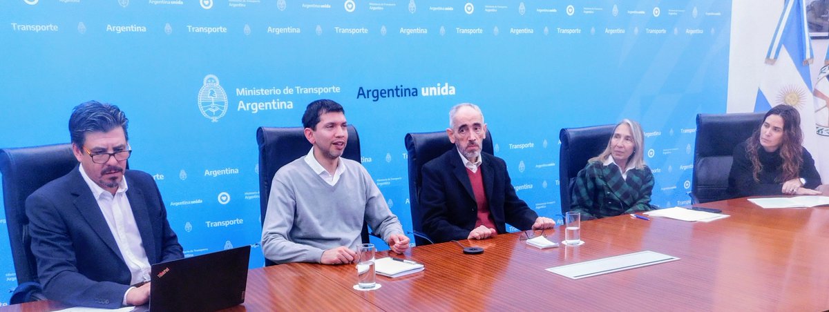 ComipMixta's tweet photo. Más de 200 personas asistieron al Conversatorio sobre el Impacto del Niño en la Navegación del Tramo Compartido del río Paraná, brindado por Juan Borús de @INA_arg y Alejandro Godoy de @SMN_Argentina en el @MindeTransporte. Miralo completo aquí: https://t.co/IruOjrG6QS https://t.co/41z3gLNLDG