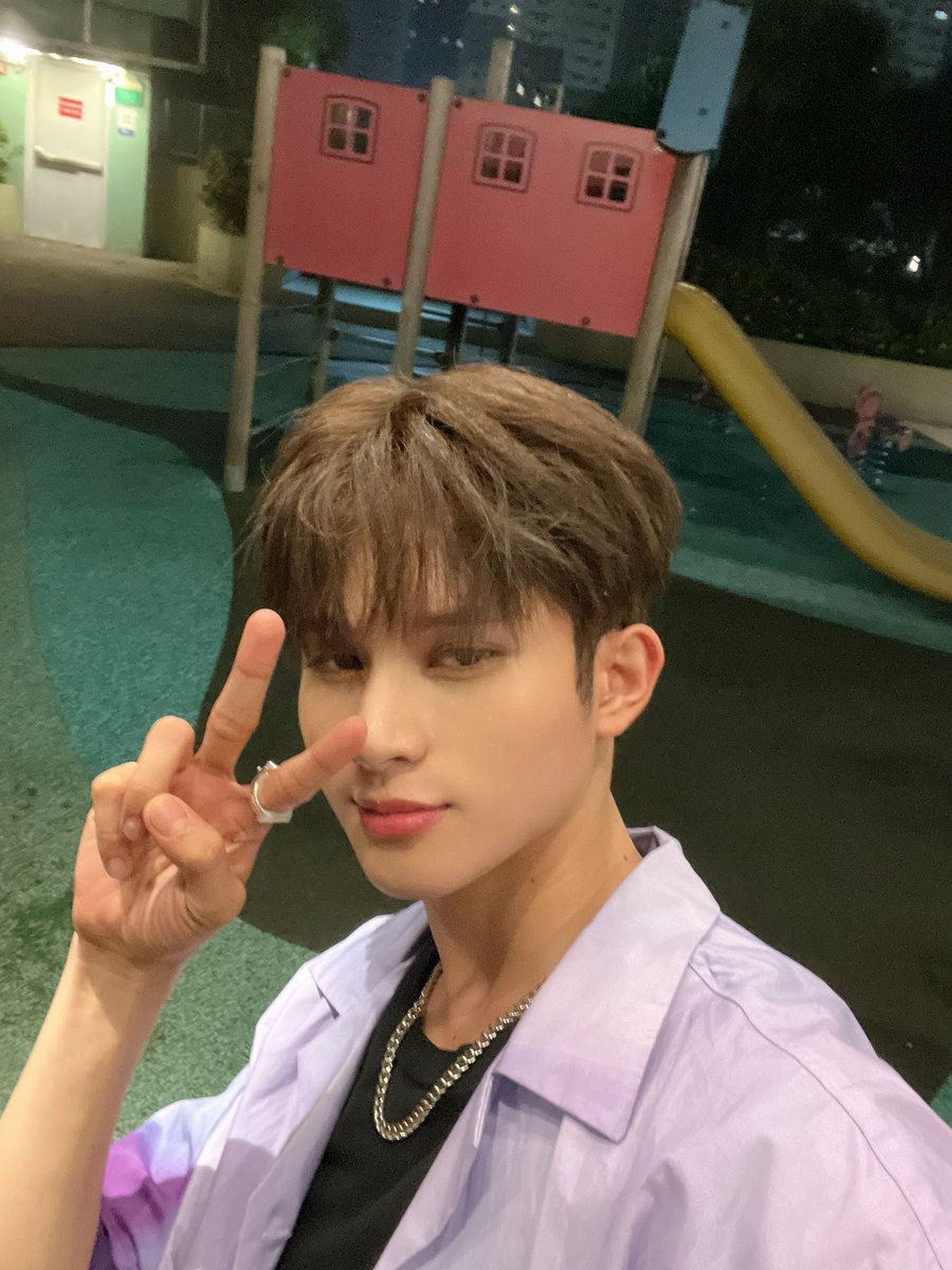 [🦊] Anchors thank you so much for coming to our First-ever Concert FRIENDSHIP. I hope we make you guys happy as much as you make us happy. I love U and take care always!!❤️
Goodnight my Anchors💤

#HORI7ON #호라이즌 #WINSTON #윈스턴
