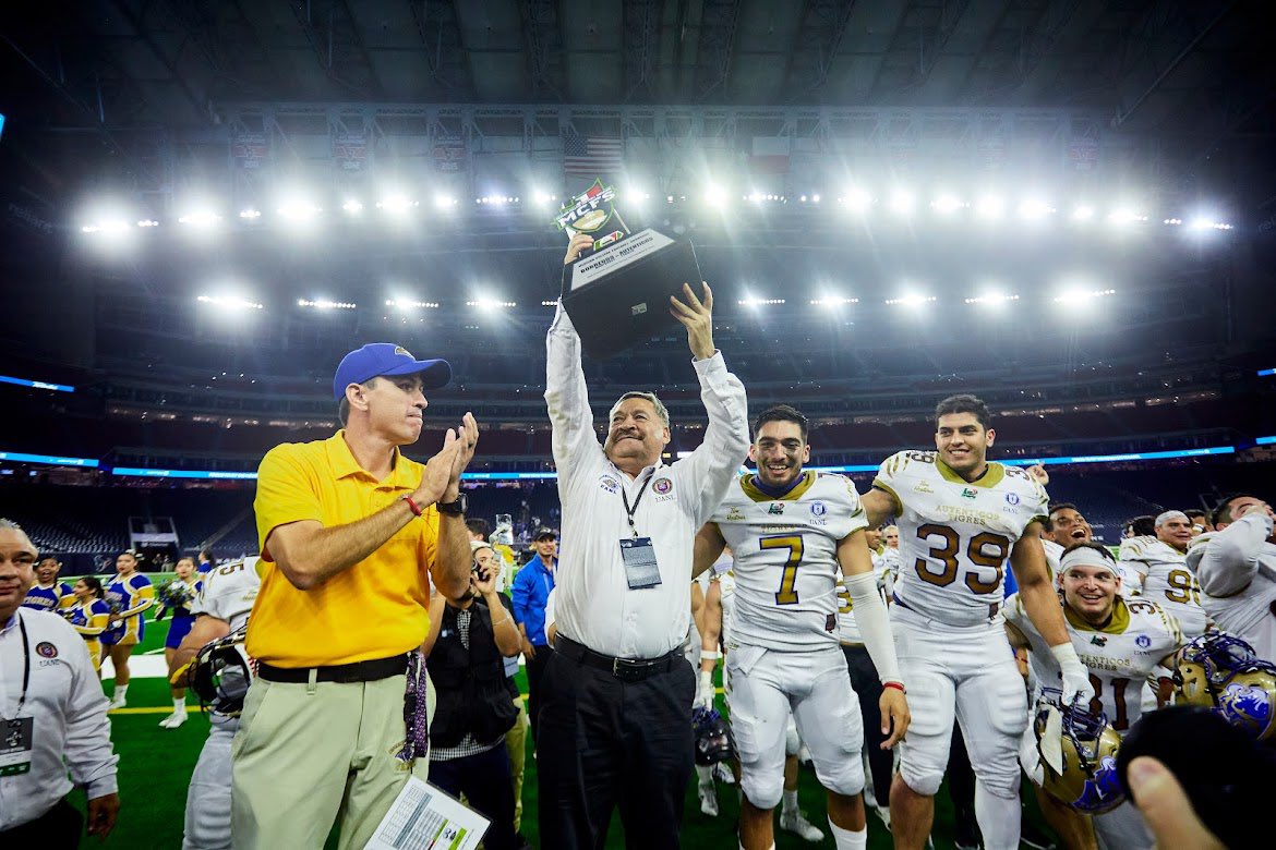 La edición 91 del #ClásicoRegioEstudiantil 💥🏈 se pintó de azul 💙 y oro 💛 con el triunfo de nuestros @UANL_Autenticos 🐯 ante #BorregosMonterrey 🐑, brindando a la Universidad una victoria en el marco de su 90 Aniversario. Conoce más en ➡️ vidauniversitaria.uanl.mx/deportes/rugen…