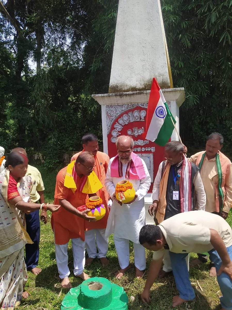 pcsarangi's tweet photo. ଆଜି ବାଲେଶ୍ୱର ଜିଲ୍ଲାର ବୀର ସଂଗ୍ରାମୀ ମାଟି ଇଞ୍ଚୁଡ଼ିରେ "ମୋ ମାଟି ମୋ ଦେଶ" ଅଭିଯାନ ଅନ୍ତର୍ଗତ ବୀର ଶହୀଦଙ୍କ ପରିବାର ସମେତ ଗ୍ରାମବାସୀଙ୍କ ଘରୁ 'ଅମୃତ କଳସ'ରେ ପବିତ୍ର ମାଟି ସଂଗ୍ରହ କରାଯାଇଛି । ଏହି ପବିତ୍ର ମାଟି ‘ଅମୃତ ବାଟିକା' ନାମରେ ନୂଆଦିଲ୍ଲୀ ର କର୍ତ୍ତବ୍ୟ ପଥରେ ସ୍ଥାପନା ହେବ । 

#MeriMaatiMeraDesh
@narendramodi https://t.co/xqGxfSeJQg
