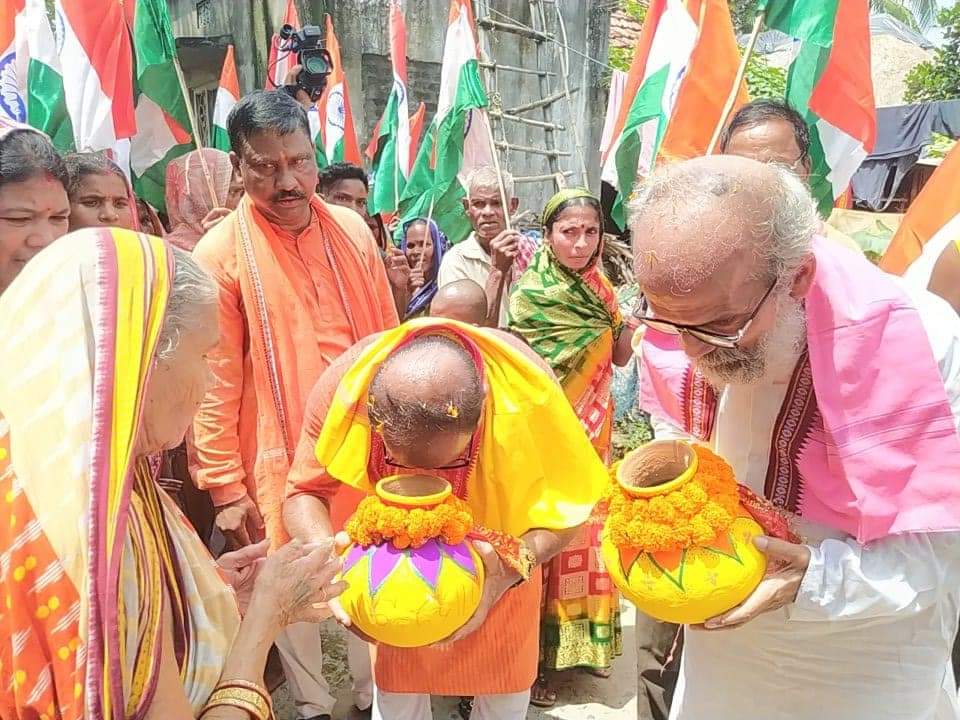 pcsarangi's tweet photo. ଆଜି ବାଲେଶ୍ୱର ଜିଲ୍ଲାର ବୀର ସଂଗ୍ରାମୀ ମାଟି ଇଞ୍ଚୁଡ଼ିରେ "ମୋ ମାଟି ମୋ ଦେଶ" ଅଭିଯାନ ଅନ୍ତର୍ଗତ ବୀର ଶହୀଦଙ୍କ ପରିବାର ସମେତ ଗ୍ରାମବାସୀଙ୍କ ଘରୁ 'ଅମୃତ କଳସ'ରେ ପବିତ୍ର ମାଟି ସଂଗ୍ରହ କରାଯାଇଛି । ଏହି ପବିତ୍ର ମାଟି ‘ଅମୃତ ବାଟିକା' ନାମରେ ନୂଆଦିଲ୍ଲୀ ର କର୍ତ୍ତବ୍ୟ ପଥରେ ସ୍ଥାପନା ହେବ । 

#MeriMaatiMeraDesh
@narendramodi https://t.co/xqGxfSeJQg