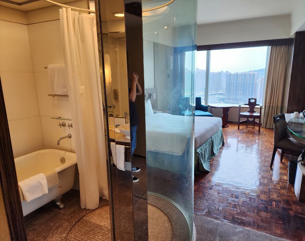 ab23550's tweet photo. 多謝RA之前請我去荃灣如心，今次係有海景+浴缸🛁🥰大家唔好意思手曬黑咗😂 #白皮膚 #港女 #腳控 #腳交 #戀足 #lingerie #sexy #誘惑 #相 #娃 #乳 #胸 #巨乳 #hkgirl #性感 #男奴 #辦公室女郎 #女王 #腿 #絲絨 #大波 #若隱若現 #港女自拍 #香港女王 #女s #香港調教 #女主 #反差女 #洗澡 #浴 #肉地 #乳交 https://t.co/I9g3m92qQm