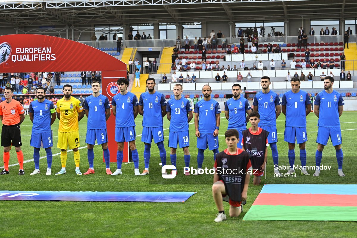 PhotoStockaz's tweet image. AVRO-2024: Azərbaycan - Belçika matçı

📸 Ətraflı: photostock.az/media/64FC9802…
 
#futbol #avro2024 #oyun #futbolçu #top #stadion #dalğaarena #arena #matç #azərbaycanmillisi #futbolmeydançası #affa #başməşqçi #qapıçı #hakim #müdafiəçi #hücumçu
