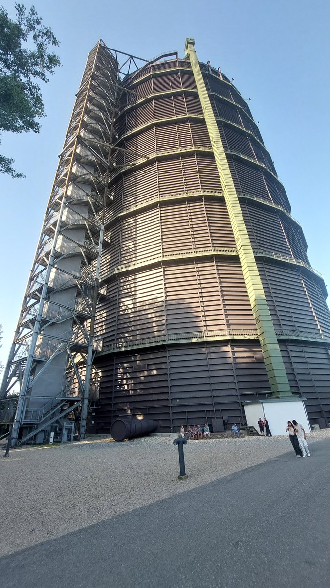 AstroStijn's tweet photo. Met @astropolisbe naar #Effelsberg en @Gasometer_OB . Indrukwekkend!
De Gasometer en de expositie zet je als mens met de voeten op de grond. #Nederig, ook dat past vandaag. https://t.co/w4gvRUlhfP