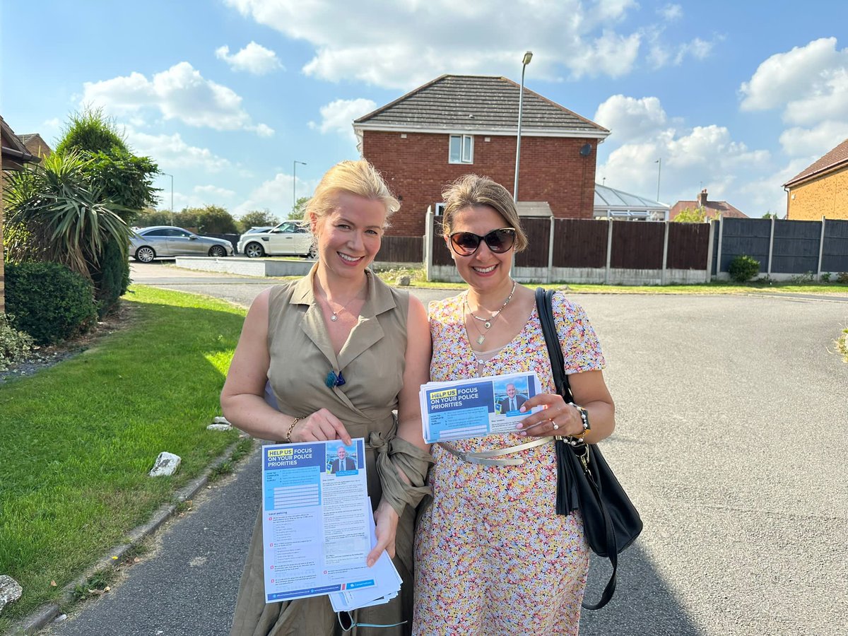 MrsGolby's tweet photo. Busy HOT day today!
Spent this morning in Kingshurst &amp; Fordbridge with @solboroughcons then the afternoon in Tamworth with @TamworthConserv
Lovely to catch up with a few people I haven’t seen in a while 
Now home to enjoy the garden &amp; a long cold drink! 
Happy Saturday everyone☀️ https://t.co/yBRDzPmZqy