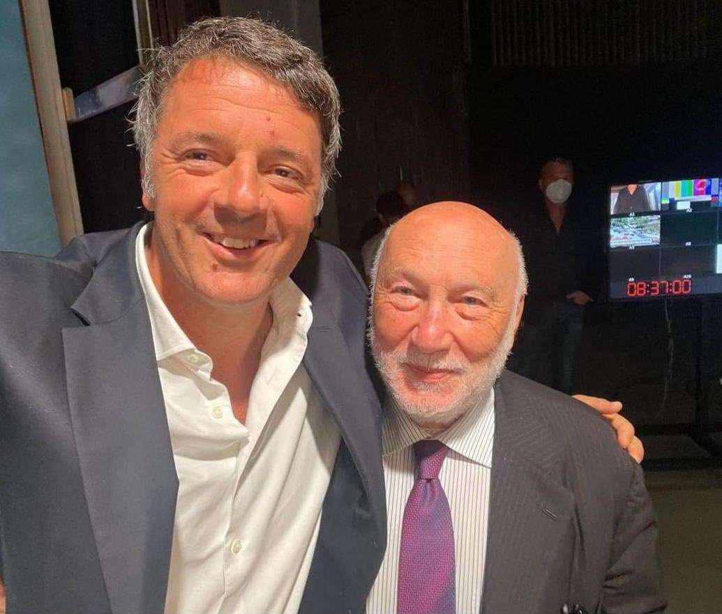 matteorenzi's tweet photo. Ci ha lasciato oggi il professor Domenico De Masi. Su quasi tutti i temi dell’attualità avevamo idee molto diverse, a cominciare dal reddito di cittadinanza. E in tante occasioni il prof ha criticato pesantemente il mio Governo. Ma noi ci conoscevamo da tanti anni, dai tempi di Ravello e dei convegni sull’ozio creativo in Provincia di Firenze. Per questo quando qualche mese fa ci siamo ritrovati in uno studio televisivo dopo anni di scontri a distanza, è scattato l’abbraccio di chi crede nelle proprie idee ma non manca mai di rispetto all’altro. 
Questa è la politica dal volto umano che ci piace: discutere ma rispettarsi.
Oggi che De Masi ci ha lasciato lo ricordo con quel sorriso e quell’abbraccio: un pensiero a chi gli ha voluto bene. 
Che la terra ti sia lieve, prof!