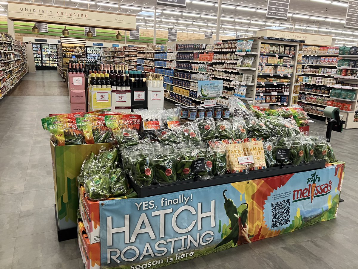 MelissasProduce's tweet photo. Highlights from the last #HatchChile roasting weekend of the season! 🔥🔥🔥

#hatchathome #hatchchiles https://t.co/xVaKelYqYi