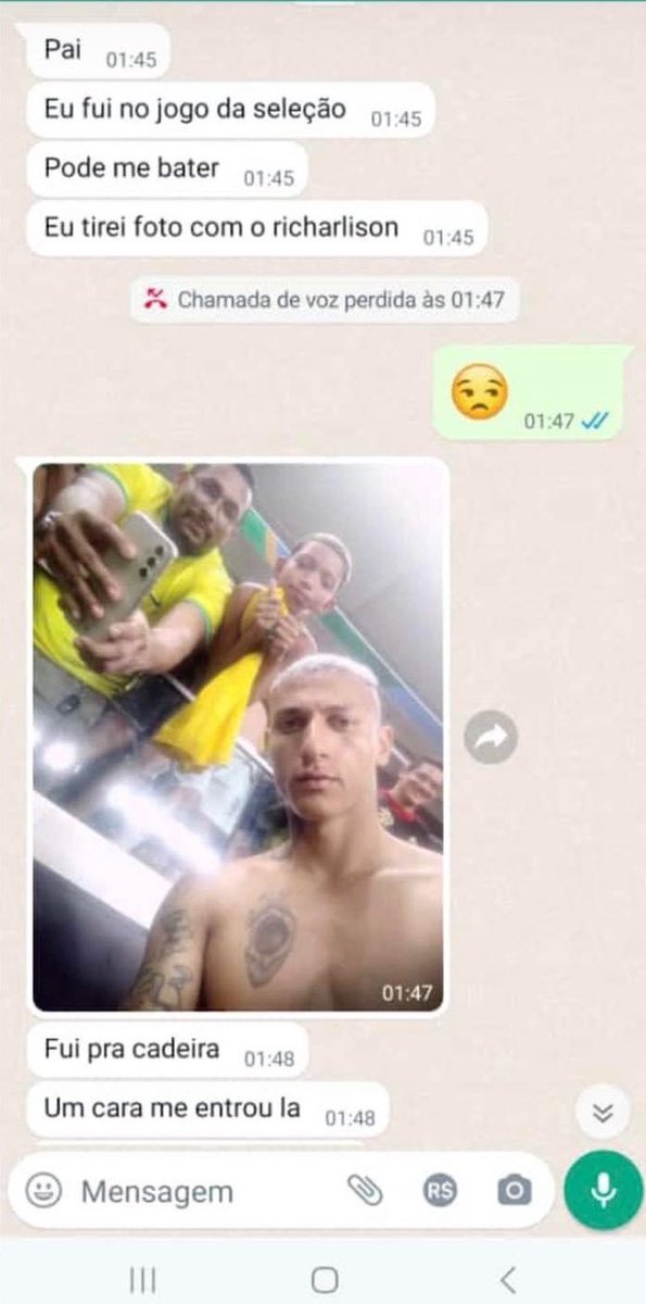 Barras_LATAM's tweet photo. 🇧🇷 Este niño le pidió a sus padres ir al partido de la selección de Brasil y sus padres no lo dejaron, los padres salieron a una fiesta de cumpleaños, ¿y qué hizo el muchacho? Se escapó a la cancha.

Al final del partido, le envió un mensaje a su padre diciéndole que había conseguido un autógrafo de Richarlison.