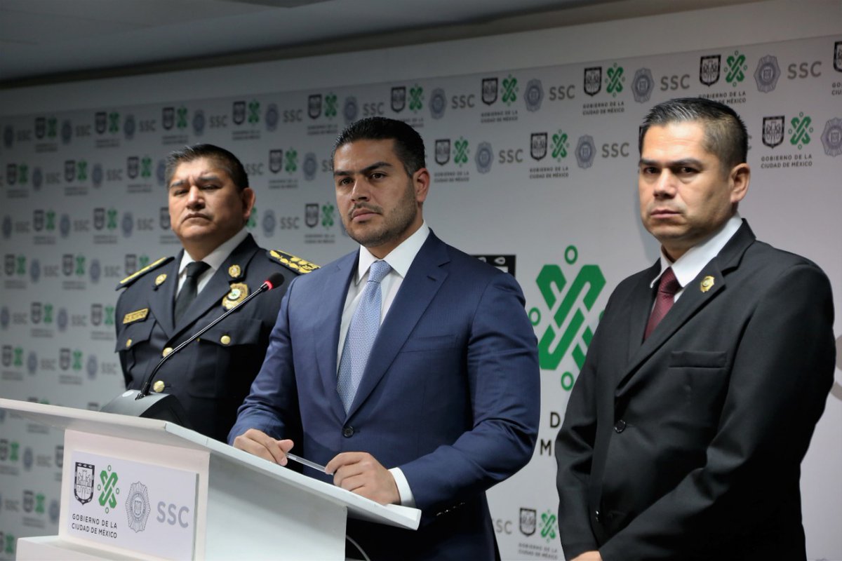 El_Universal_Mx's tweet photo. 🚨 ¡Va Harfuch por la CDMX!

🗣️ La mañana de éste sábado, el titular de la Secretaría de Seguridad Ciudadana, Omar García Harfuch presentó su renuncia a este cargo, así lo anunció el actual Jefe de Gobierno, Martí Batres. Su separación se debe a que buscará ser candidato por Morena a la CDMX en 2024.  

🔴 Sin embargo, el policía y funcionario mexicano en junio de 2020 se vio envuelto en un hecho violento, debido a que sufrió un atentado por parte de un grupo criminal dando como resultado el fallecimiento de tres personas; dos de sus escoltas y una mujer que circulaba por la zona, mientras que, Harfuch resultó herido con tres impactos de bala 

📸 #FOTOS Juan Boites y Cuartoscuro