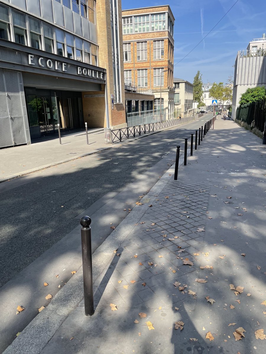 bruno_Paris12's tweet image. Virer toutes les places de stationnement pour y dérouler du béton, rien que du béton. Nombre d’arbres plantés : 0. Objectif unique : emmerder les automobilistes.
