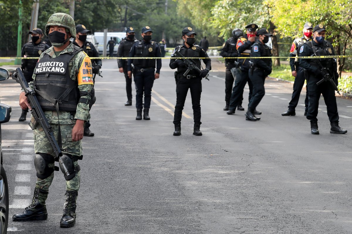 El_Universal_Mx's tweet photo. 🚨 ¡Va Harfuch por la CDMX!

🗣️ La mañana de éste sábado, el titular de la Secretaría de Seguridad Ciudadana, Omar García Harfuch presentó su renuncia a este cargo, así lo anunció el actual Jefe de Gobierno, Martí Batres. Su separación se debe a que buscará ser candidato por Morena a la CDMX en 2024.  

🔴 Sin embargo, el policía y funcionario mexicano en junio de 2020 se vio envuelto en un hecho violento, debido a que sufrió un atentado por parte de un grupo criminal dando como resultado el fallecimiento de tres personas; dos de sus escoltas y una mujer que circulaba por la zona, mientras que, Harfuch resultó herido con tres impactos de bala 

📸 #FOTOS Juan Boites y Cuartoscuro