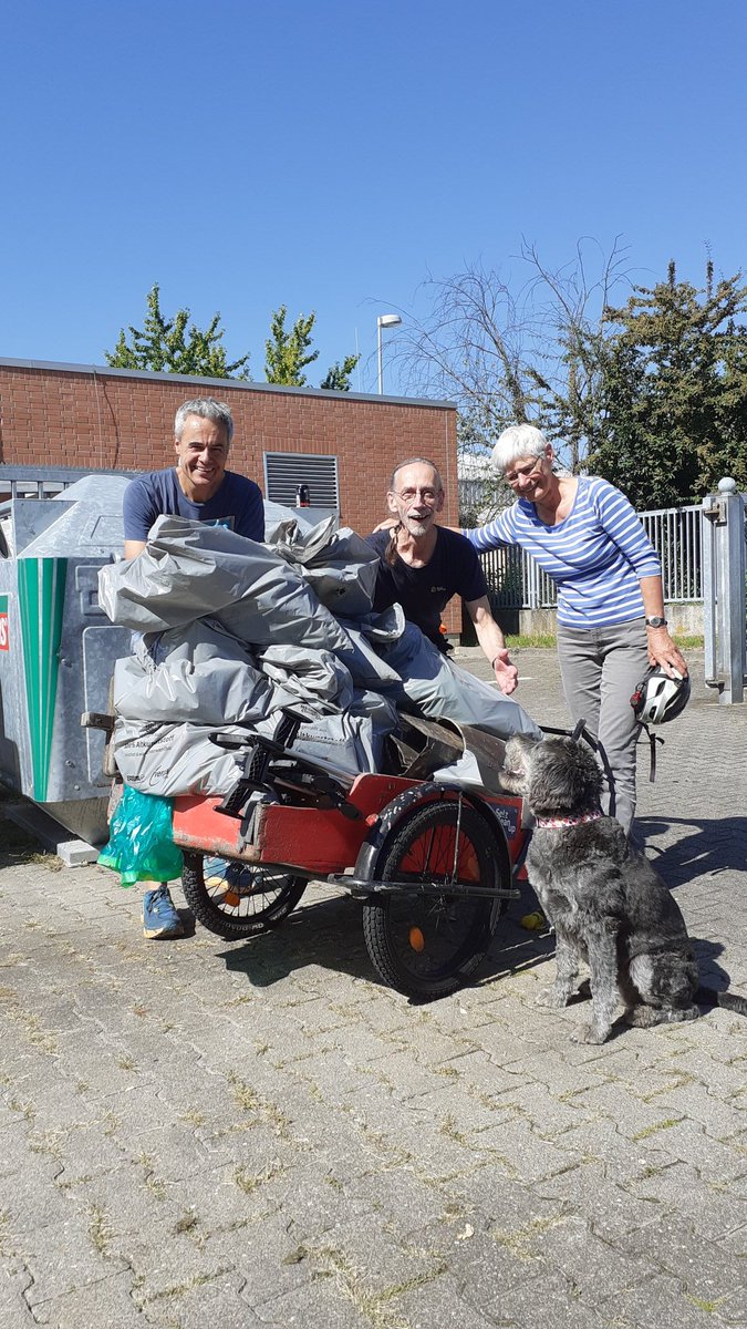 vielen Dank an alle fleißigen HelferInnen!
Wir haben die Böschung der #Selz heute mit 20 Personen auf einer Strecke von ca. 2 km gesäubert.
6 Säcke mit Flachen, Dosen, Zigaretten usw.
Eine Autobatterie
Eine Baustellenbarke
#selzcleanup 
#RheinCleanUp 
#CleanUp