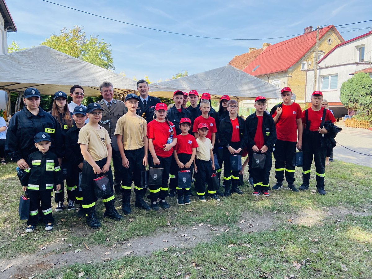 M_Poplawski_'s tweet photo. OSP Sulimierz z nowym sztandarem❗️W uroczystym apelu miałem zaszczyt reprezentować nadbryg. J. Tomczyka i przekazać życzenia i gratulacje. Podziękowania za społeczną służbę złożyłem dla druhów OSP w im. @BoguckiZbigniew. W apelu uczestniczyli też najmłodsi strażacy MDP.  👏👨‍🚒🚒🇵🇱 https://t.co/tuTYXFOSA2