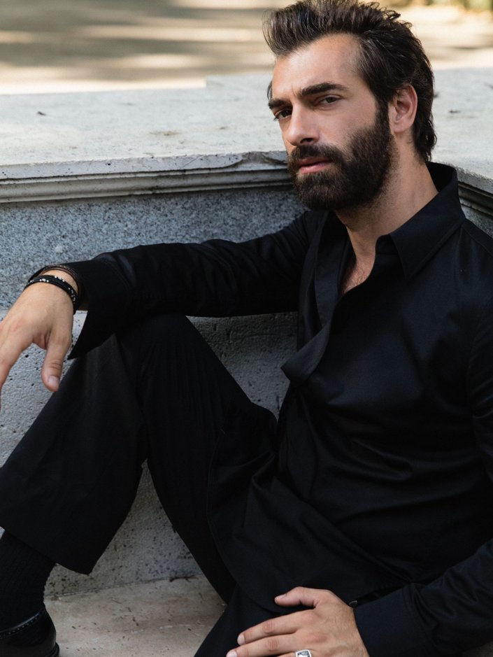 FrizbiTv's tweet photo. #İlkerKaleli'den müjdeli haber geldi. Dizi dünyamızın yetenekli ve karizmatik aktörü, Most Yapım'ın merakla beklenen #Arak adlı dizi projesiyle anlaşma yoluna girdi. Murat Can Oğuz'un yapımcı, Ender Mıhlar'ın yönetmen koltuğunda oturacağı Arak'ta İlker Kaleli, "Kara" adlı çok etkili  karakteri oynamaya hazırlanıyor. Show TV için hazırlanan dizinin çekimleri İstanbul'da yapılacak.
Birsen Altuntaş ✍🏻