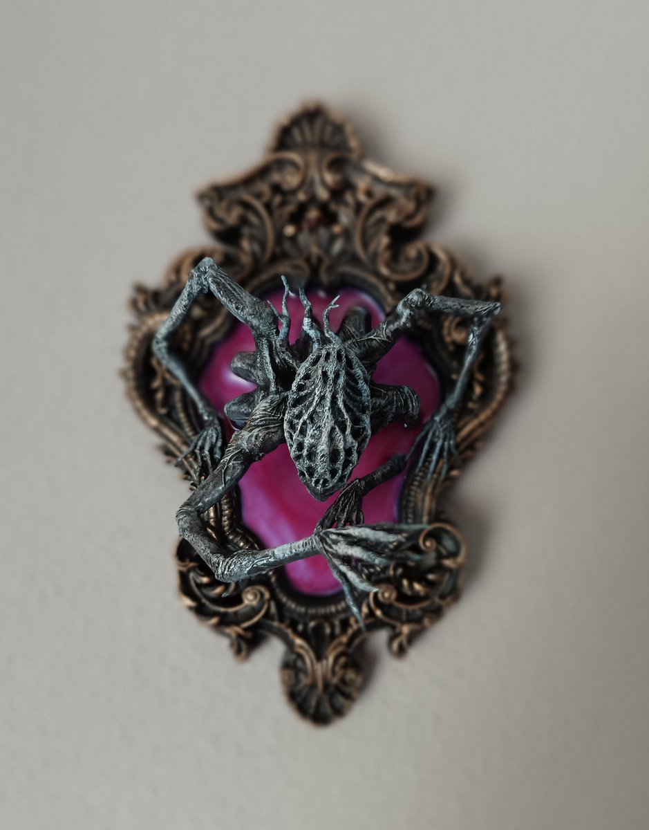 LaRataPunk's tweet photo. Mi salón es un jodido museo de Bloodborne. https://t.co/PcxdKxwJhP