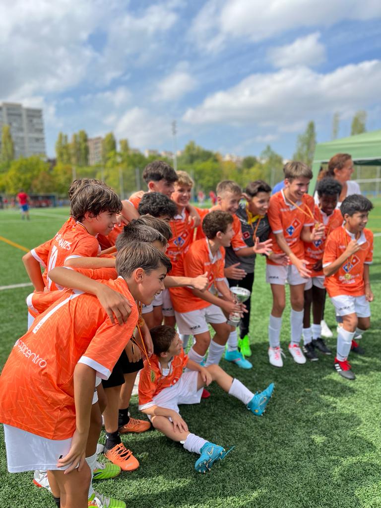 El infantil de <a href="/AD_Gigantes/">AD Gigantes</a> recibe la medalla de subcampeón del #torneolamelonera de la mano de la Concejala Presidenta de <a href="/JMDArganzuela/">Distrito Arganzuela</a> <a href="/LolaNavarroArg/">Lola Navarro</a> a la que agradecemos la organización del torneo