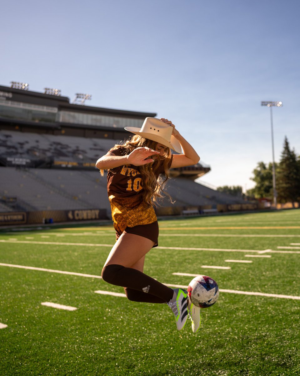 BlakelyHockett's tweet photo. I had the best time out west on a visit with @wyosoccer 💛 It was so fun getting to experience this trip with my teammates @addison_keen and @caroline_chier !!! Lastly, thank you @boydieee13 and @spracklin_julie for making my birthday visit so special!🤎🤠 https://t.co/KrXtMtm4Vq
