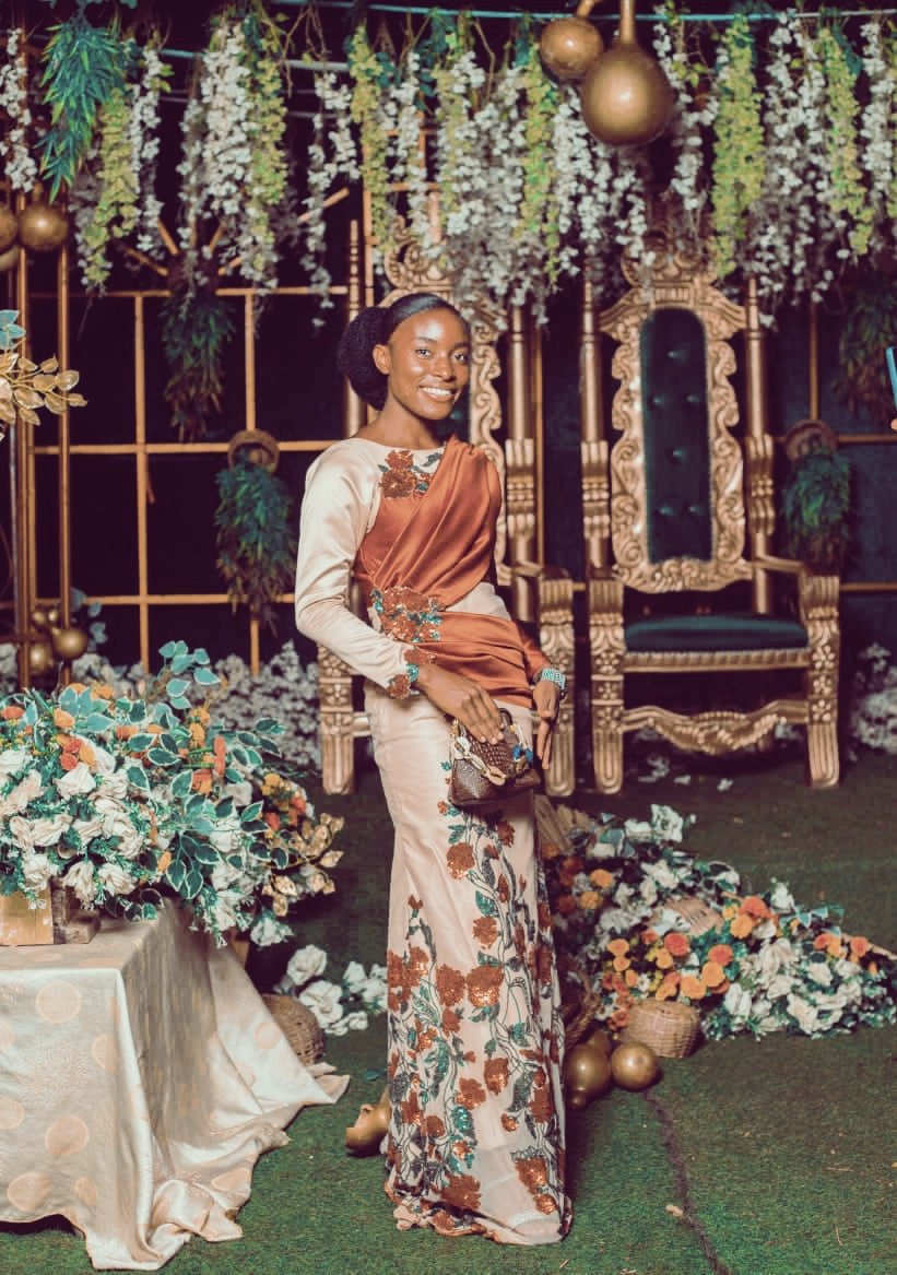 _PreciousVessel's tweet photo. Hi Fam☺️....  Here's to say, Sometimes we don't have the best of days but the truth remains👇...
  "we serve a good God and we'll keep thriving" 🥂✨

Don't forget, Keep thriving!💪

Happy weekend! 🥰
And Happy married life to all the newly-weds.

#NightPicture😜
#PreciousVessel https://t.co/f0xpPUj2YC