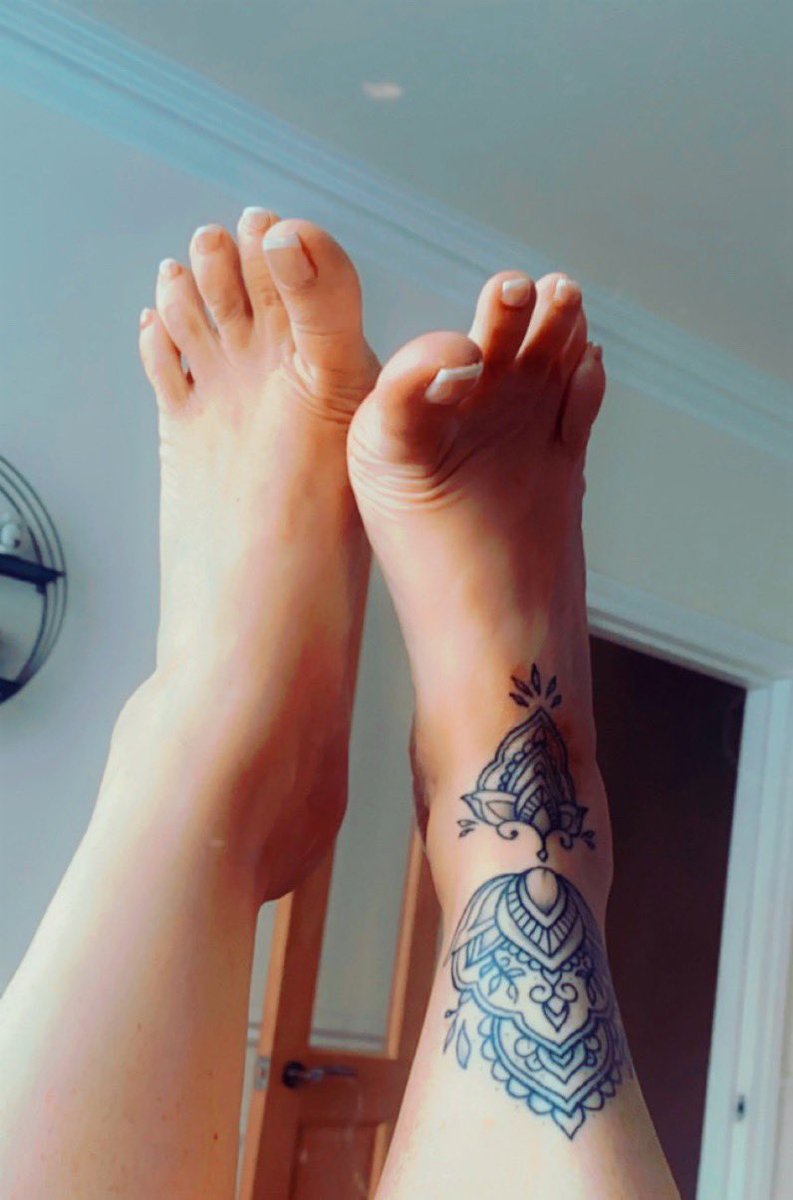 AviaSpence's tweet photo. Happy Saturday 😊
#Feet #feet_lover #feet_pic #feetcontent #feetfinder #feetpicsforsales #feetworshi̇p https://t.co/Ltem9kSMha