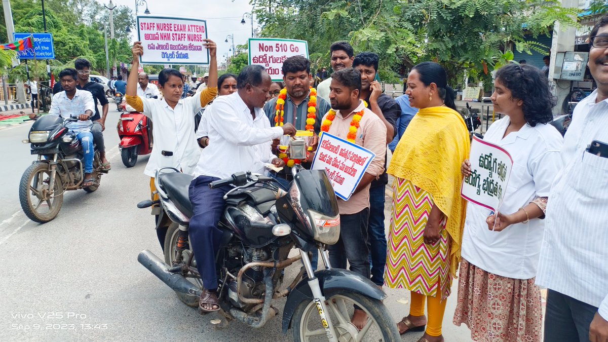 SrikanthAnnam3's tweet photo. @KTRBRS  National health mission  ఉద్యోగులు 10వ రోజు సమ్మే కొనసాగుతోంది NHMలో పని చేస్తున్న అందరిని రెగ్యులరైజేషన్ చెయ్యాలి అని డిమాండ్ చేస్తు కరీంనగర్ లోని పట్టణ ఆరోగ్య కేంద్రాలు,జిల్లా ఆసుపత్రి, మాతా శిషు ఆసుపత్రి NHM ఉద్యోగులు సమ్మేకి దిగడం జరిగింది బిక్షాటన చేసి నిరసన తేలపటం https://t.co/1HXWPxLtUK